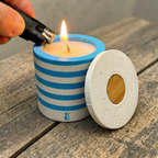 Bougie béton marinière blanc/bleu clair peinte à la main — Parfums de Grasse | Grain de Béton