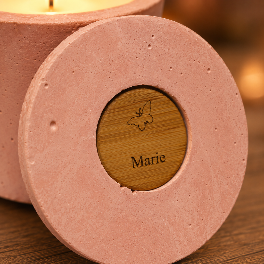 Bougie béton rose papillon personnalisable — Gravure prénom | Grain de Béton