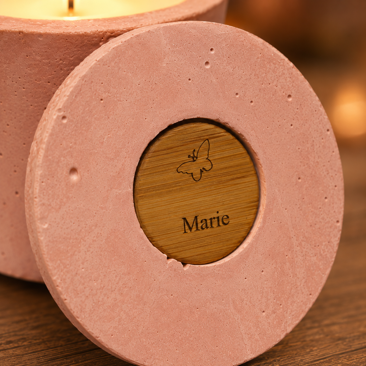 Bougie béton rose papillon personnalisable — Gravure prénom | Grain de Béton
