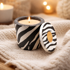 Bougie béton motif zèbre peinte à la main — Parfums de Grasse | Grain de Béton