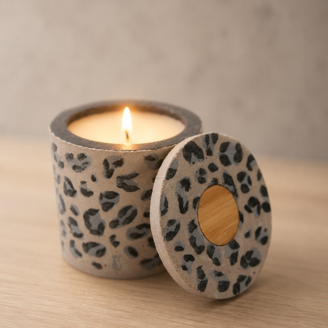 Bougie béton léopard gris peinte à la main — Parfums de Grasse | Grain de Béton