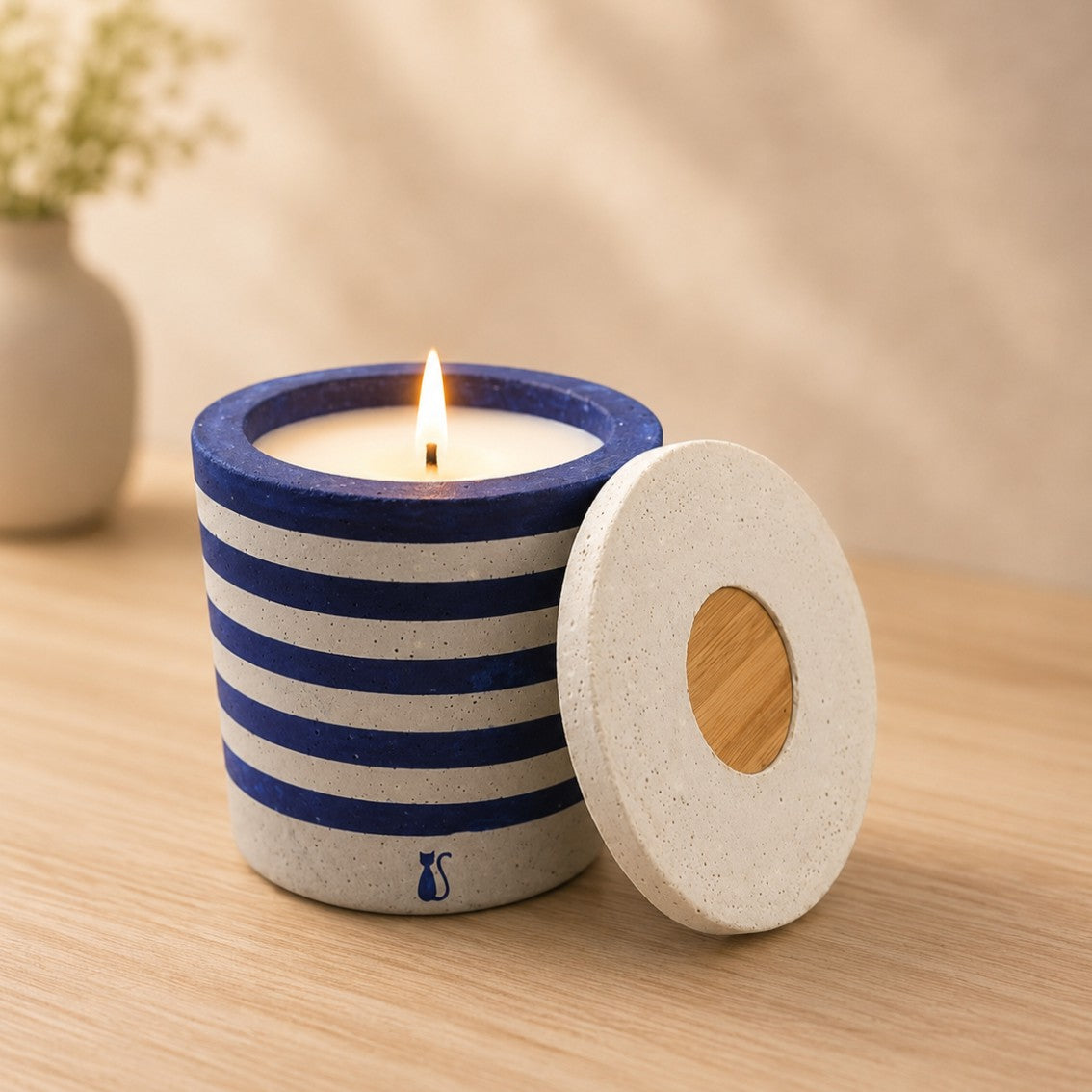 Bougie béton marinière blanc/bleu marine peinte à la main — Parfums de Grasse | Grain de Béton