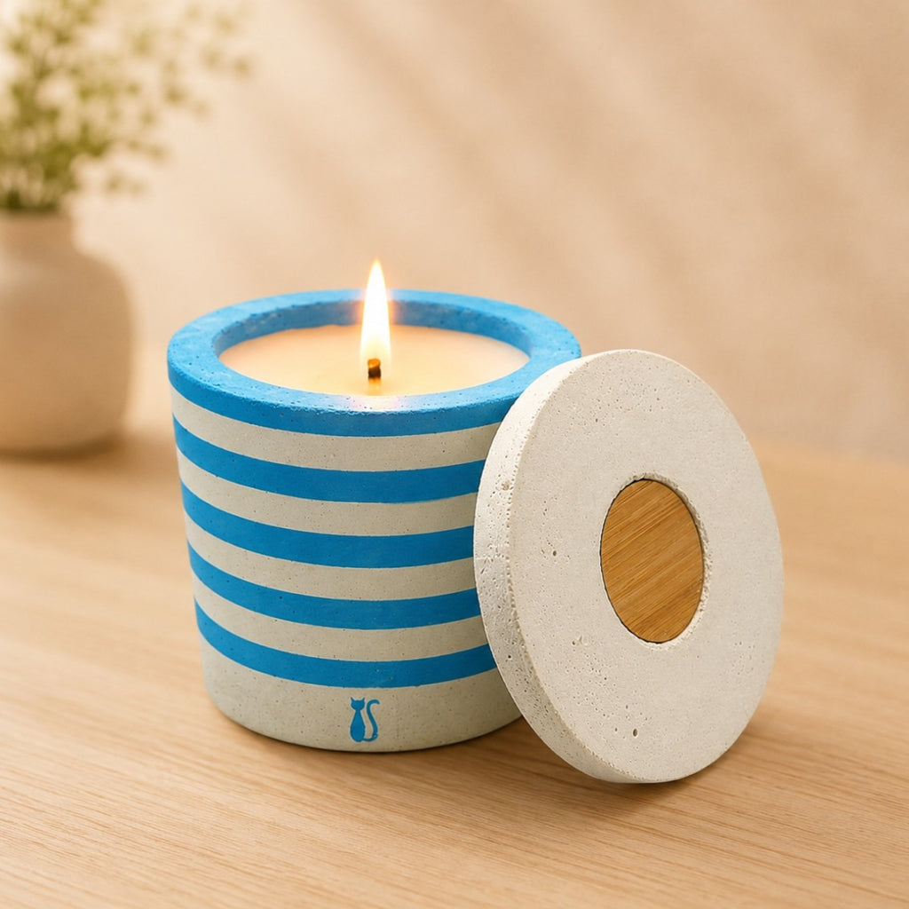 Bougie béton marinière blanc/bleu clair peinte à la main — Parfums de Grasse | Grain de Béton