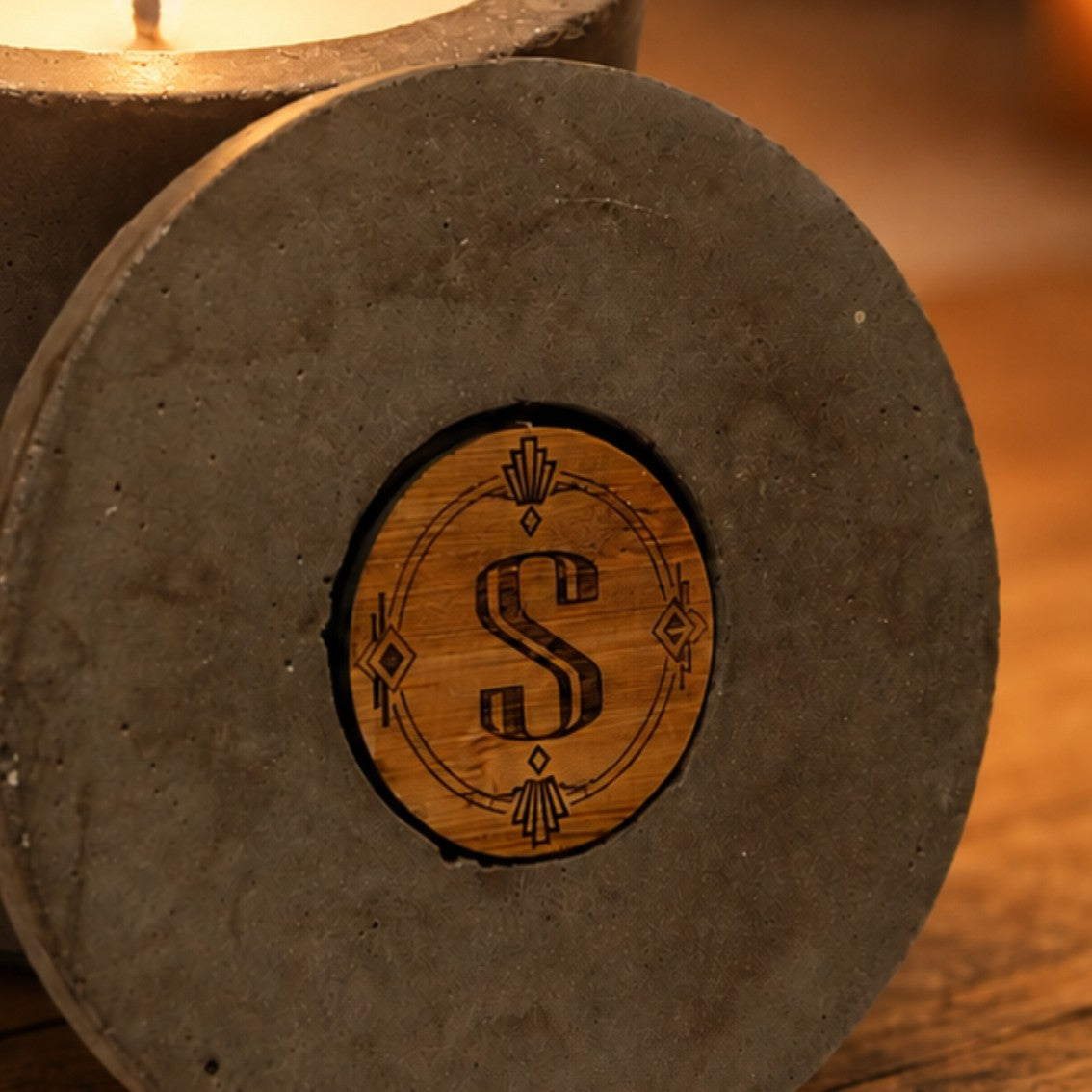 Bougie béton monogramme personnalisable — Gravure initiale | Grain de Béton