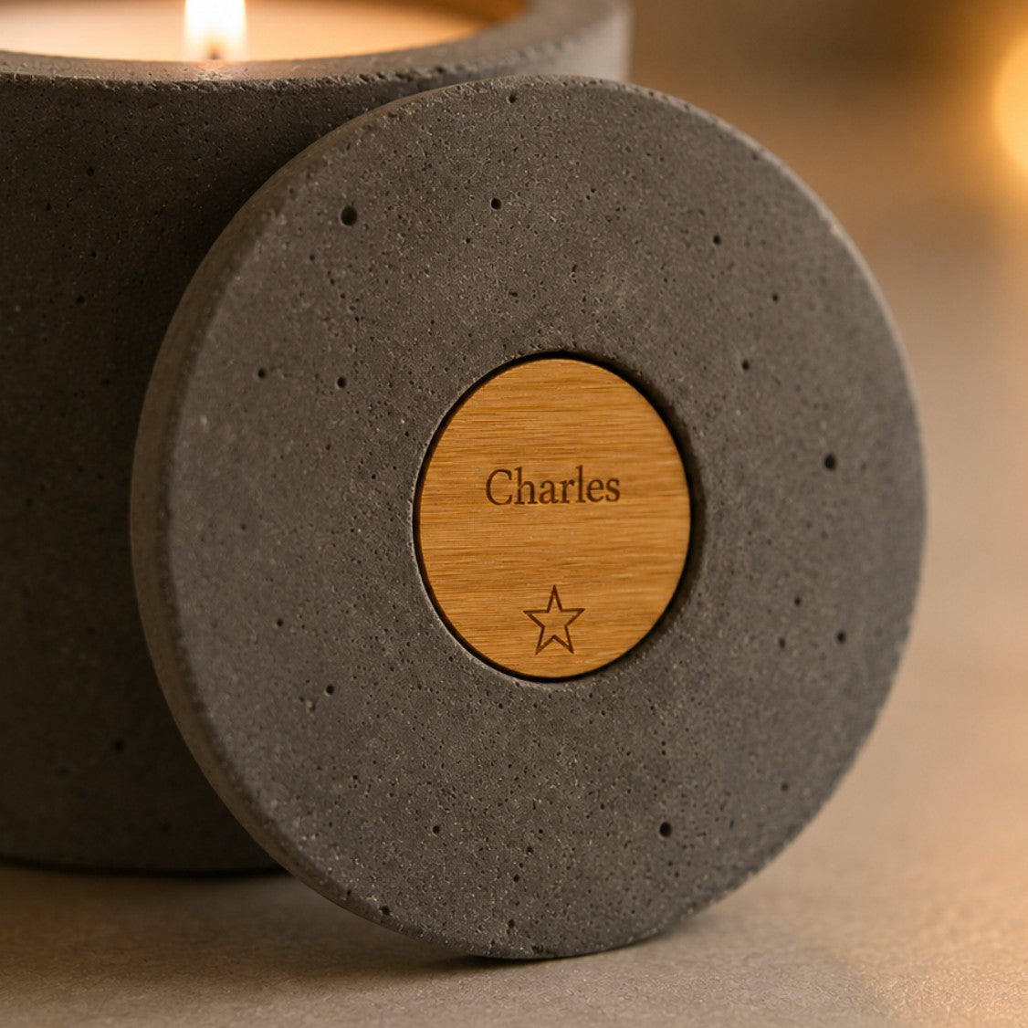 Bougie béton gris étoile personnalisable — Gravure prénom | Grain de Béton